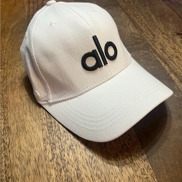 ALO Yoga Women's White Cap NEW - Picture 3 of 5
